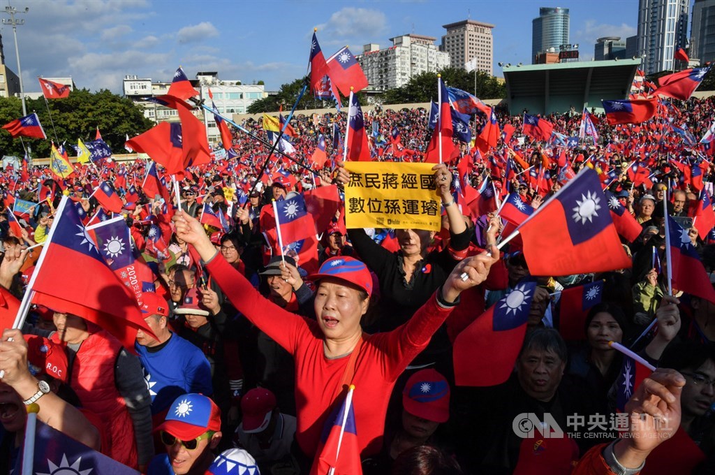 中國國民黨8日在新北市板橋第二運動場舉辦總統暨立委新北市聯合競選總部成立大會,現場聚集大批支持民眾,熱情舉旗高喊「凍蒜」等口號。中央社記者林俊耀攝 108年12月8日
