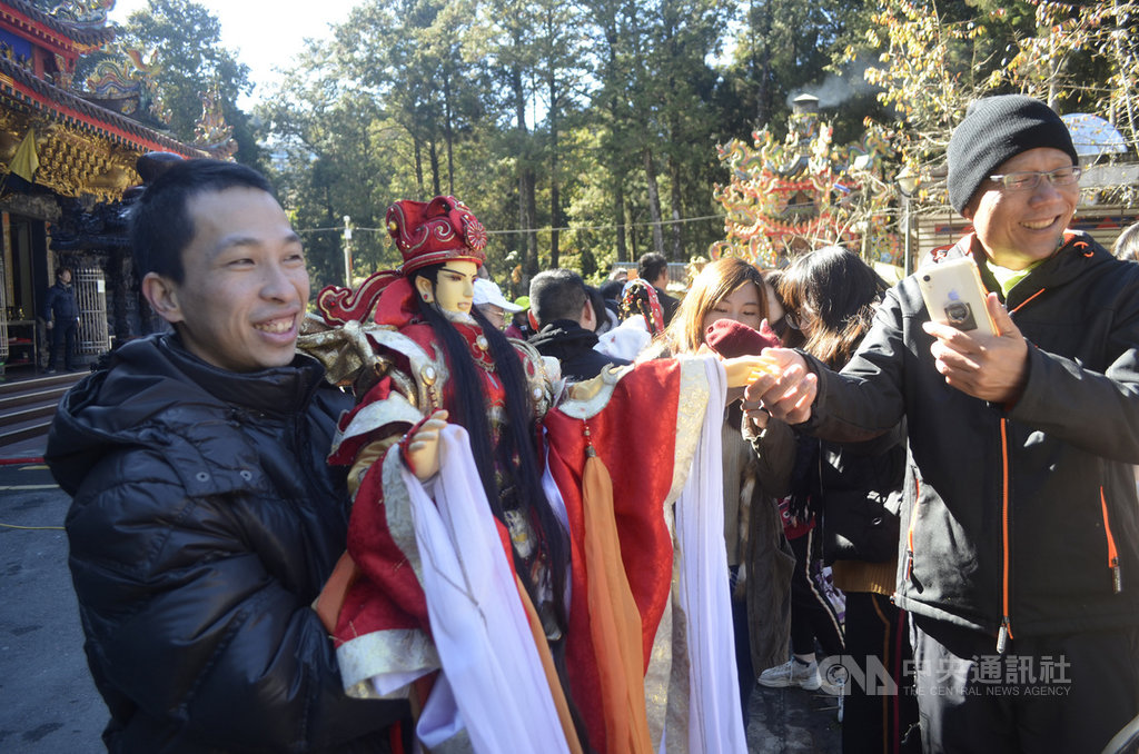 嘉義民族管弦樂團與三昧堂跨界合作,8日在阿里山受鎮宮演出,遊客被華麗的戲偶吸引,紛紛拍照留念。中央社記者蔡智明攝 108年12月8日