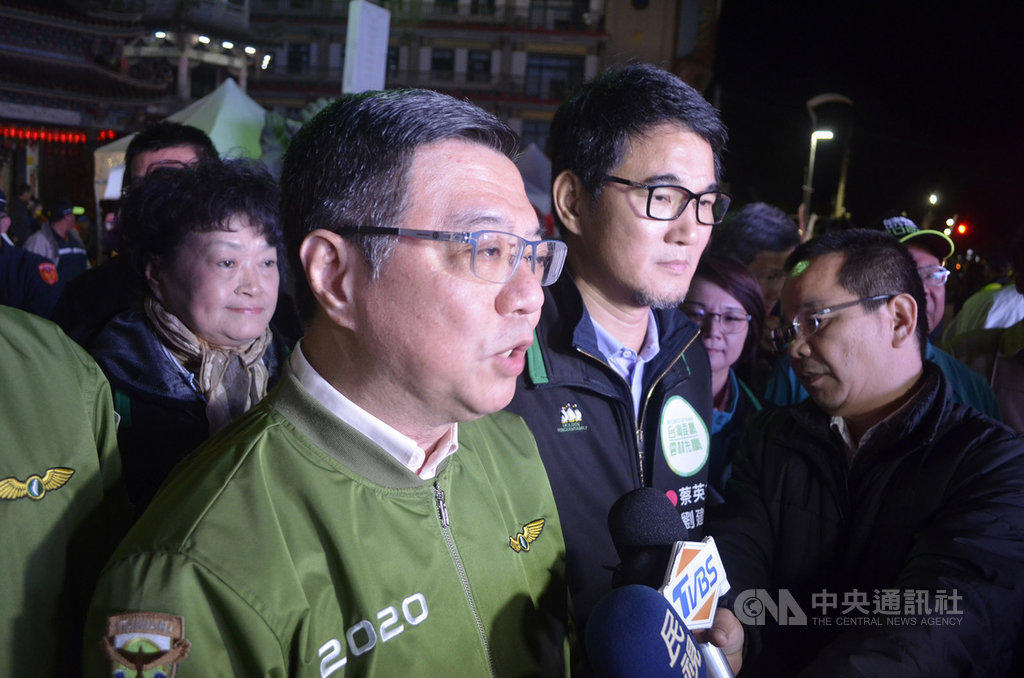 民進黨主席卓榮泰(前左)8日到雲林斗南輔選黨籍雲林縣第2選區(山線)立委參選人劉建國(前左2),一起出面接受媒體聯訪。中央社記者蔡智明攝 108年12月8日