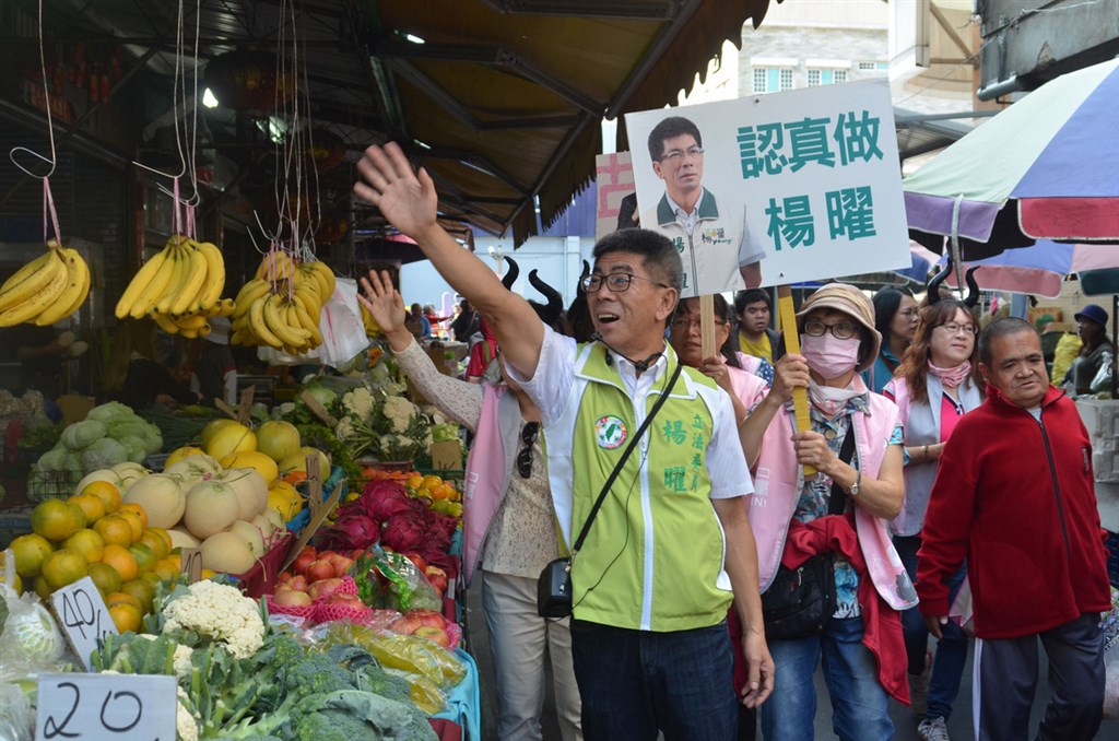 澎湖1席區域立委競爭激烈,尋求連任的民進黨立委楊曜(前)深入市場掃街拜票,懇請選民支持。中央社 108年12月8日