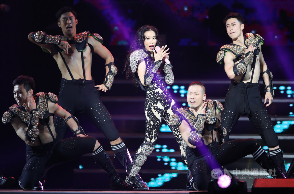 歌手莫文蔚(Karen)(中)8日在台北小巨蛋舉行演唱會,這也是莫文蔚演藝生涯最後一次大型巡演的台北最終場,她與舞者勁歌熱舞,嗨翻現場歌迷。中央社記者張新偉攝 108年12月8日