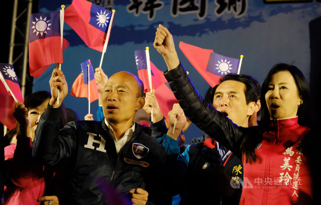 國民黨總統參選人韓國瑜(右3)8日晚間到桃園市八德區參加黨籍立委參選人陳學聖(右2)競選總部成立大會,韓國瑜呼籲選民支持國民黨,在明年總統大選後「找回台灣希望」。中央社記者邱俊欽桃園攝 108年12月8日