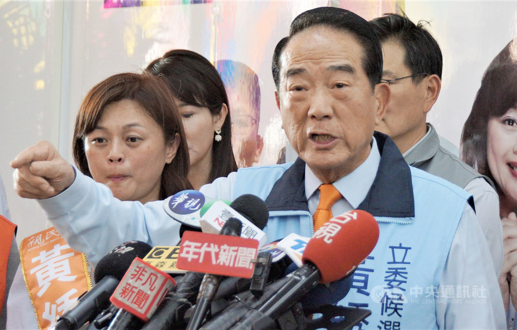親民黨總統參選人宋楚瑜(前)8日南下高雄輔選受訪指出,他無意形成政治第3勢力,而是要讓選民有第3種選擇,可以推倒當前政治藍綠高牆。中央社記者程啟峰高雄攝 108年12月8日