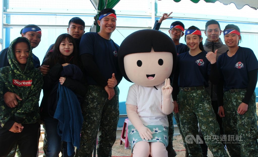 金門家扶中心8日舉行扶幼助學愛心園遊會,金防部太武戰鼓社6名男女戰士精彩演出,為活動注入暖流,也成為亮點。會後與親友在後台開心合影。中央社記者黃慧敏攝 108年12月8日