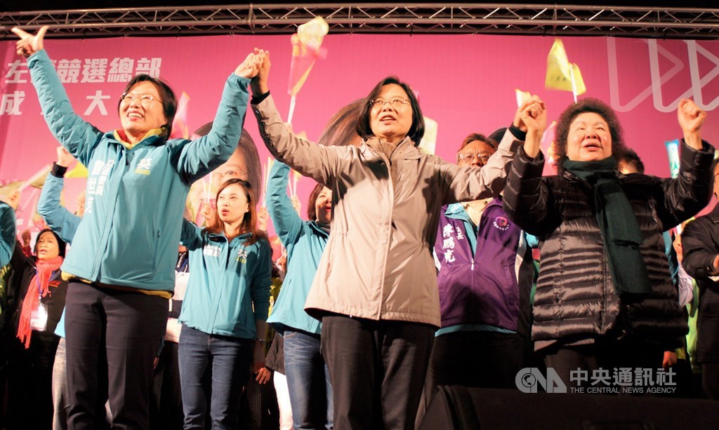 民進黨高雄市立委參選人劉世芳(前左)7日晚間舉行左營競選總部成立大會,總統蔡英文(前中)、總統府秘書長陳菊(前右)同台出席,為劉世芳拉抬聲勢。中央社記者程啟峰高雄攝 108年12月7日