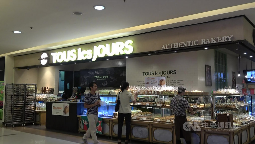 南韓著名烘焙店多樂之日位於雅加達的某門市之前公告,不會在蛋糕寫上耶誕祝語或與情人節、農曆新年相關的祝福。公告引起爭議後,公司發聲明致歉。中央社記者石秀娟雅加達攝 108年12月8日