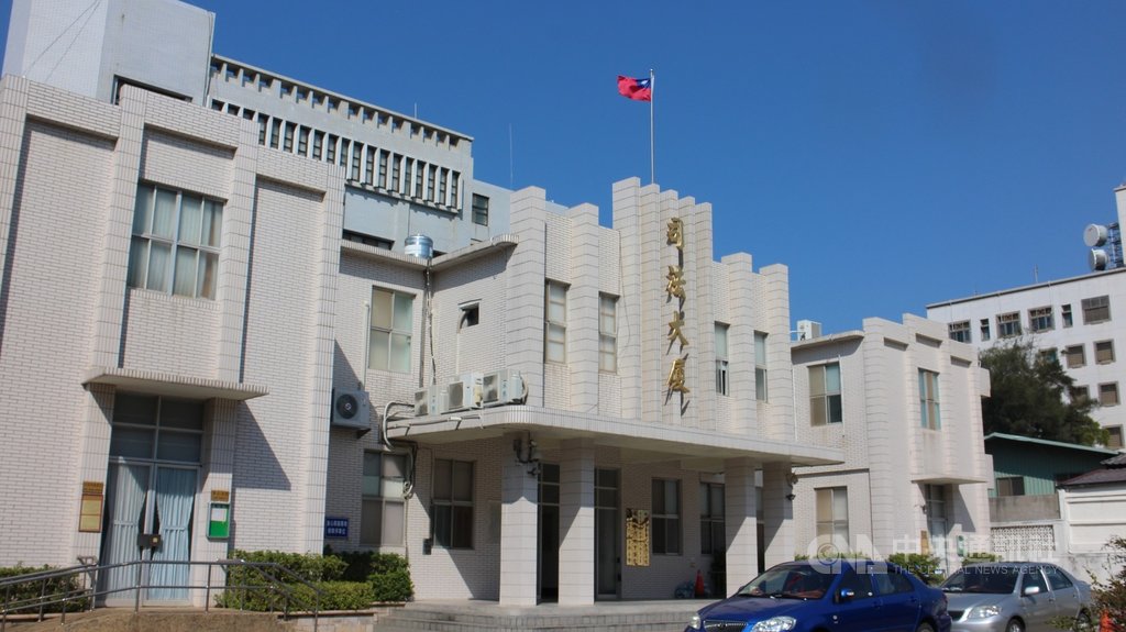 福建金門地方檢察署主任檢察官吳文城8日表示,地檢署偵辦前縣長陳福海機要秘書薛淑真涉地下通匯案,是依照違反銀行法而非選舉法令偵辦。中央社記者黃慧敏攝 108年12月8日