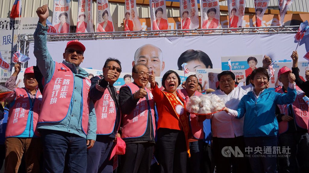 國民黨立委參選人、台中市副市長楊瓊瓔(前左4)8日在神岡舉辦競選總部成立大會,台中市長盧秀燕(前右)、前立委顏清標(前右2)等人都到場力挺。中央社記者趙麗妍攝 108年12月8日