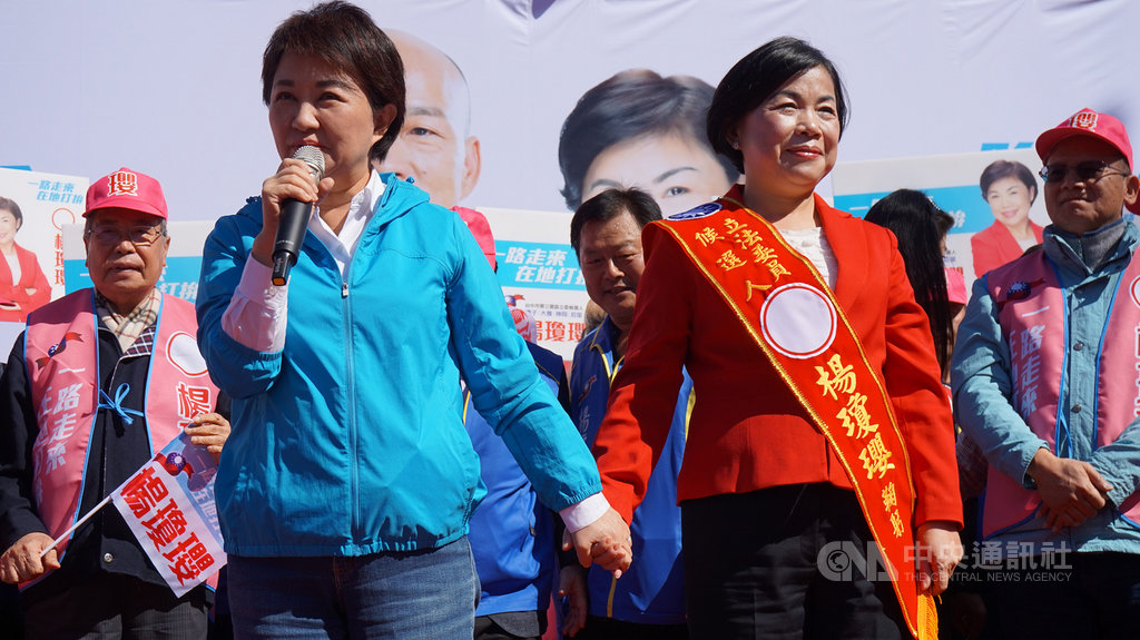 台中市長盧秀燕(前左)8日出席國民黨立委參選人楊瓊瓔(前右)競選總部成立大會,力挺楊瓊瓔參選。中央社記者趙麗妍攝 108年12月8日