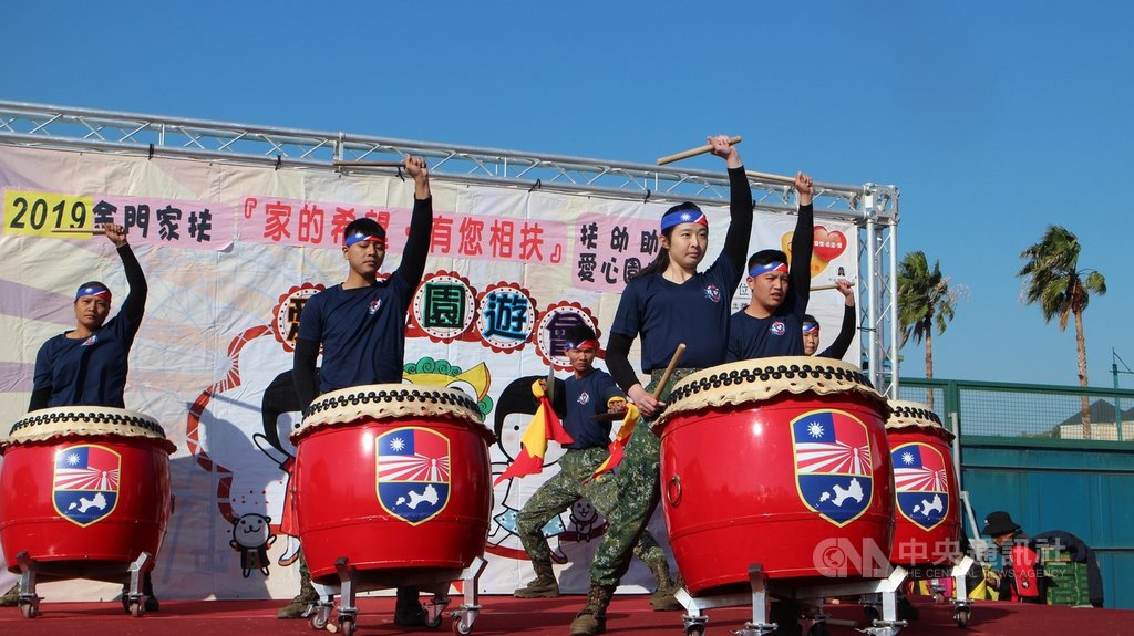 金門家扶中心8日舉行扶幼助學愛心園遊會,金防部太武戰鼓社帶來精彩演出,以戰鼓聲為活動揭開序幕。中央社記者黃慧敏攝 108年12月8日