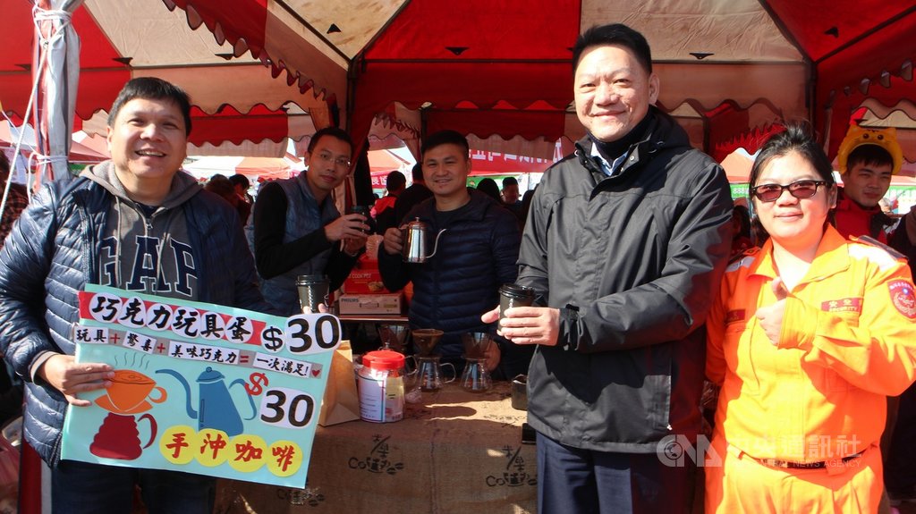 金門家扶中心8日舉行扶幼助學愛心園遊會,海巡人員在第9岸巡隊隊長吳建冠(右2)率領下,現場賣起手沖咖啡,所得全部捐贈家扶中心。中央社記者黃慧敏攝 108年12月8日