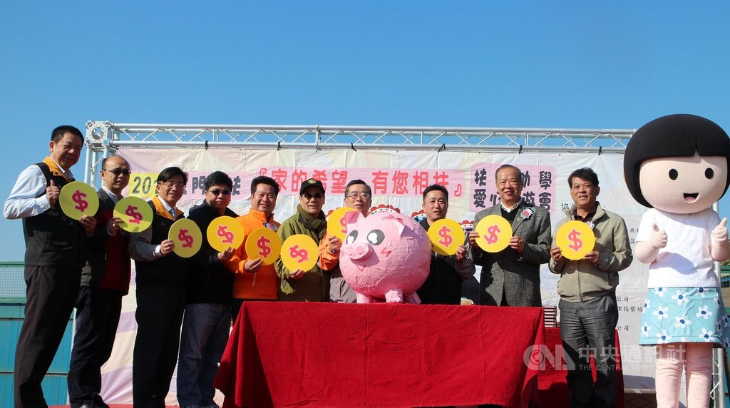 金門家扶中心扶幼助學愛心園遊會8日登場,金門縣政府秘書長陳朝金(左7)、家扶中心主任李桂平(左)等人出席。中央社記者黃慧敏攝 108年12月8日