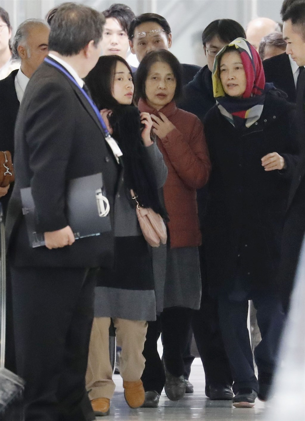 長年在阿富汗從事人道援助與協助地方重建工作的日本醫師中村哲,4日遭不明人士槍擊身亡,遺體8日傍晚在妻(前右2)女(前右3)陪同下返抵成田機場。(共同社提供)