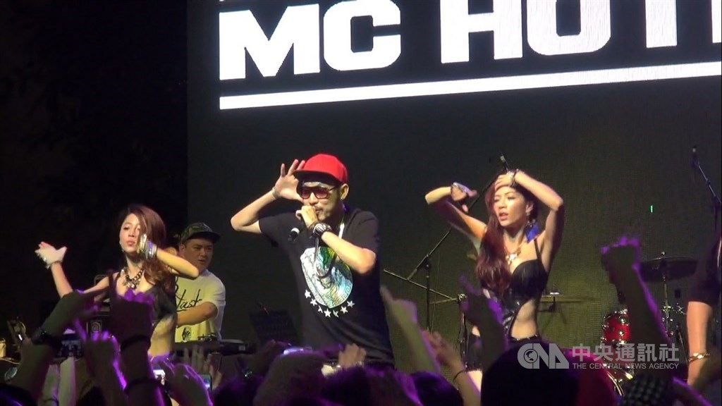 MC HotDog(中)和大支用嘻哈音樂在台灣樂壇掀起巨浪,浪頭不斷拍打在千禧年過後的音樂圈。(中央社檔案照片)
