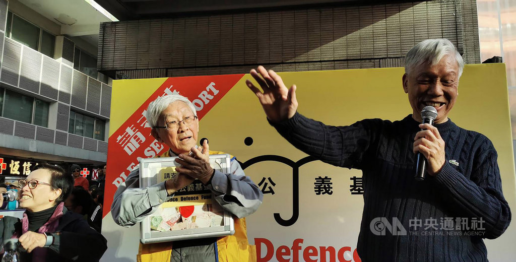 民陣8日舉行「國際人權日遊行」。圖為天主教香港教區榮休主教陳日君樞機(左)和「佔中三子」之一的朱耀明牧師(右),在遊行途經的灣仔擺街站,並合唱「願榮光歸香港」,鼓勵示威者。中央社記者張謙香港攝 108年12月8日