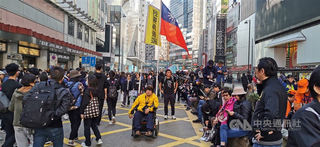 香港民陣8日下午再次號召民眾上街,繼續反送中相關訴求,圖為遊行剛開始,銅鑼灣一帶人潮,有人持中華民國國旗並表達要求香港真普選。中央社記者張謙香港攝 108年12月8日