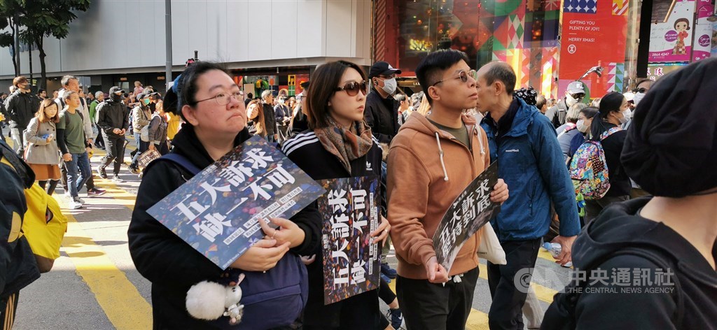 香港民陣8日下午再次號召民眾上街,繼續反送中相關的五大訴求,圖為遊行剛開始,銅鑼灣一帶人潮。中央社記者張謙香港攝 108年12月8日