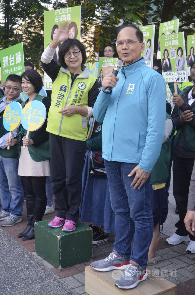 前行政院長游錫堃(前右)8日與民進黨雲林縣第1選區(海線)立法委員參選人蘇治芬(前右2)一起拚選情,兩人上街站上肥皂箱,對路過民眾開講。中央社記者蔡智明攝 108年12月8日