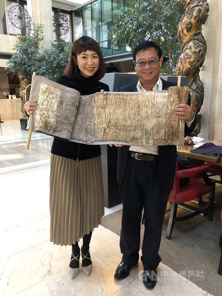 聯合國氣候變化綱要公約第25次締約方會議已於西班牙馬德里召開,環境保護署長張子敬(右)受「RE-Earth」藝術工作者周佩穎邀請,於樹皮布簽名軸上簽名。張子敬以台灣代表團團長的身分在場外會晤各國官員。(周佩穎提供)中央社記者曾婷瑄巴黎傳真 108年12月8日