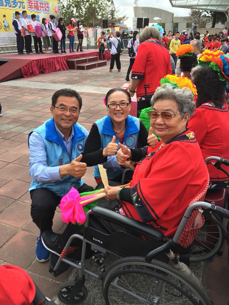 澎湖1席區域立委競爭激烈,國民黨提名現任縣議員歐中慨(左)參選立委,他也積極與民眾互動爭取支持。中央社 108年12月8日