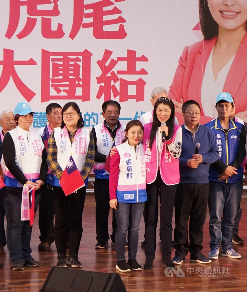 國民黨籍立委許淑華(前右3)8日現身雲林,為黨籍雲林縣第1選區(海線)立委參選人張嘉郡(前右4)助講,許淑華表示,期待明年兩人能一起進入國會,為地方鄉親爭取建設經費。(張嘉郡提供)中央社記者蔡智明傳真 108年12月8日