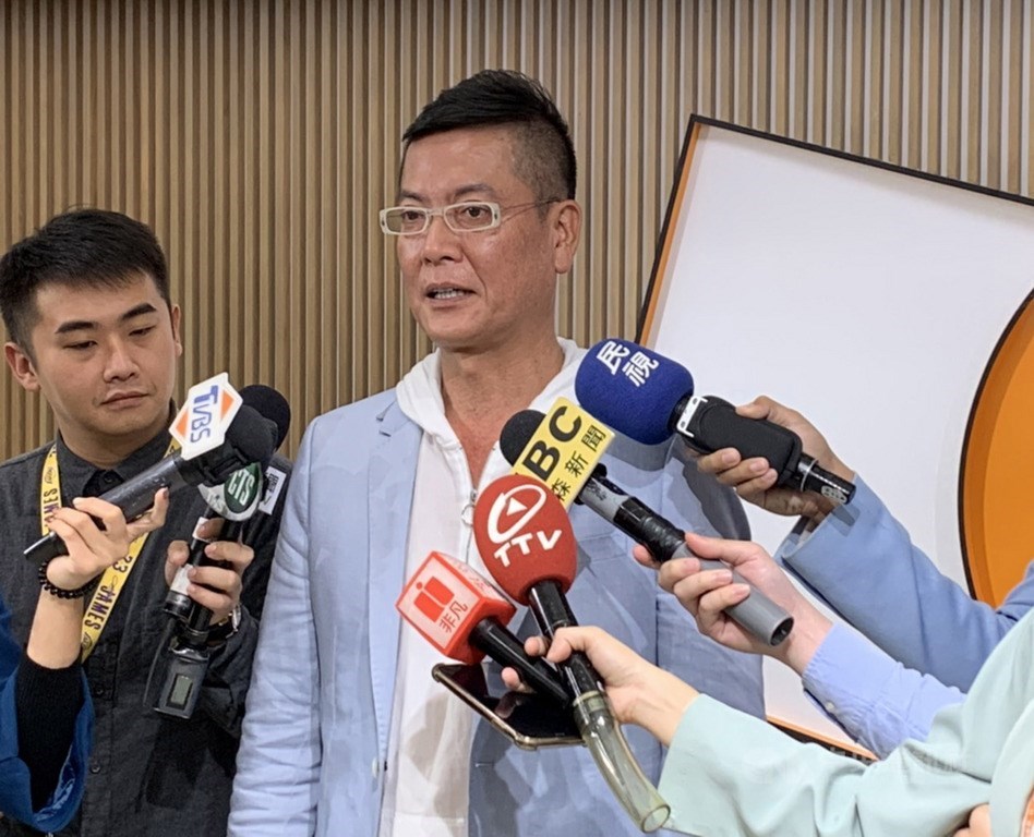 親民黨主席宋楚瑜4度參選總統,由藍轉橘的張碩文(中),在這次大選中扮演重要角色。(中央社檔案照片)