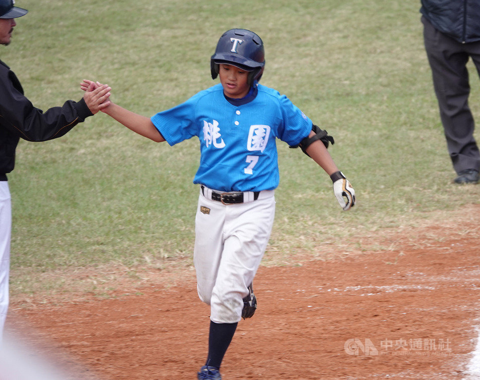 2019第7屆花蓮台彩威力盃全國少棒賽冠軍戰8日登場,由桃園市隊與高雄市隊交手,桃園市隊陣中楊益(中)敲出3分砲,助隊奪勝。中央社記者謝靜雯攝 108年12月8日