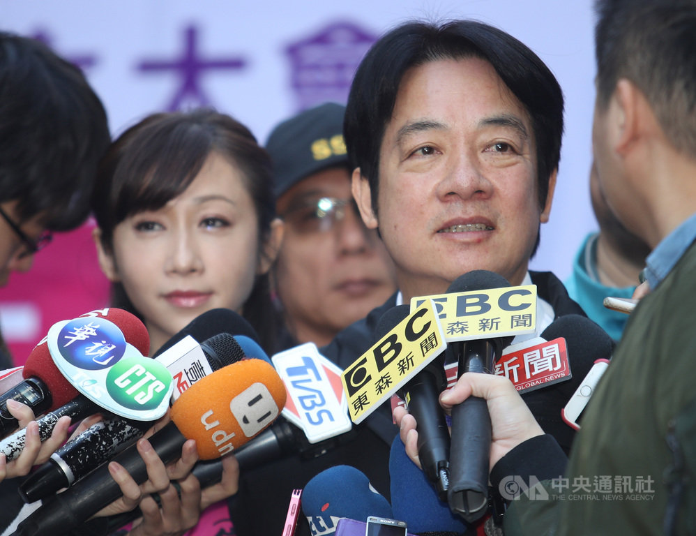「卡神」楊蕙如被訴風暴擴大,是否開除黨籍,民進黨副總統參選人賴清德(右)8日出席立委參選人許淑華(左)競選總部成立大會後受訪表示,楊蕙如為民進黨台北市黨部黨員,市黨部會依黨章處理。中央社記者張新偉攝 108年12月8日