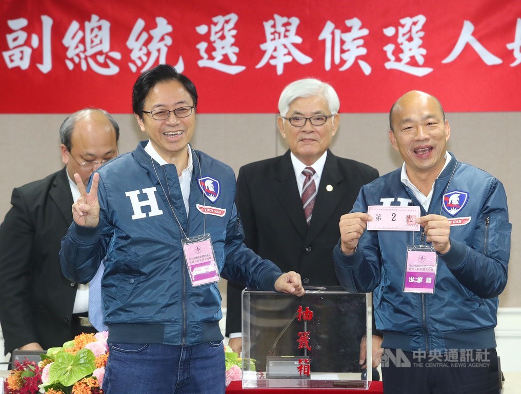 中央選舉委員會9日上午舉行第15任總統、副總統參選人號次抽籤,國民黨總統參選人韓國瑜(右)及副總統參選人張善政(右3)親自出席,抽中2號。右2為中選會主委李進勇。中央社記者王騰毅攝 108年12月9日