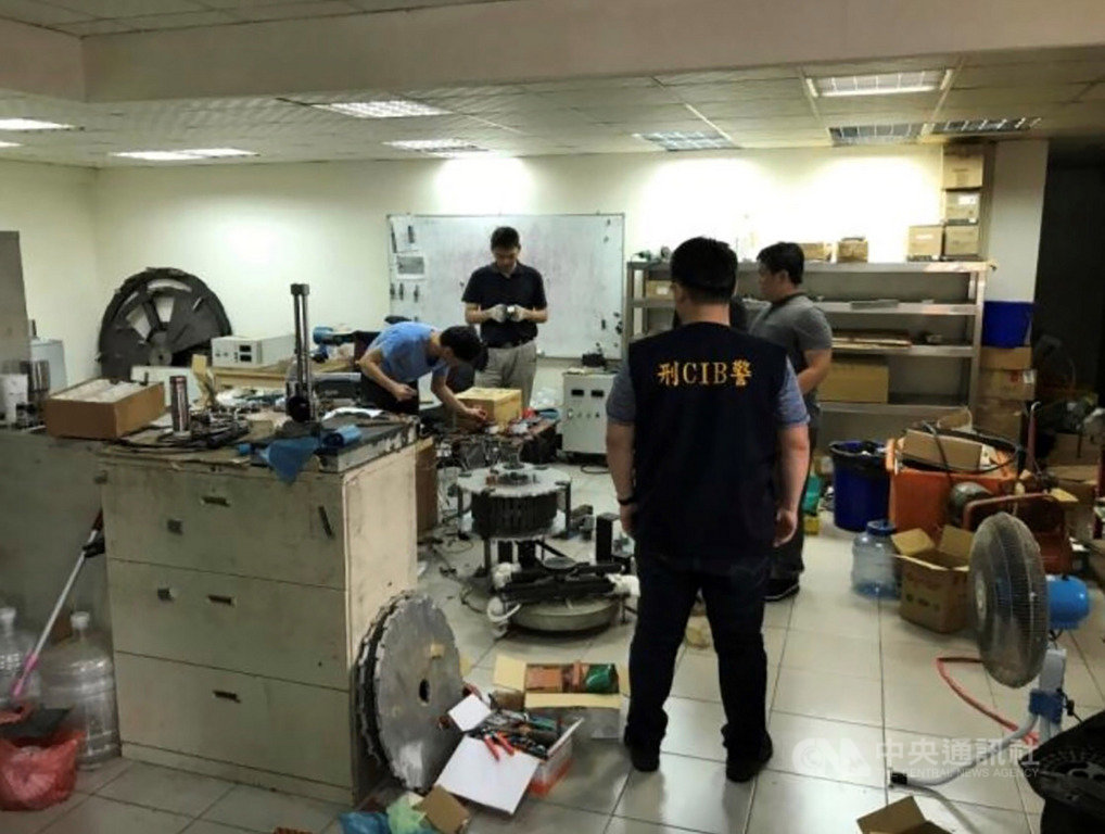 刑事警察局電信偵查大隊9日宣布偵破一起詐騙吸金案,主嫌李姓男子等人向民眾宣稱有曠世發明神奇發電機,可改變世界用電結構,藉以斂財,估計吸金約新台幣500萬元。(電信偵查大隊提供)中央社記者陳朝福傳真 108年12月9日