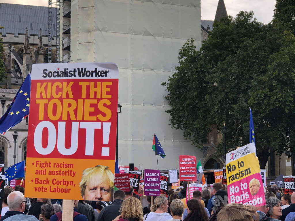 英國12日即將舉行下議會選舉,同時決定下任首相人選。圖為9月3日工黨支持者在議會前廣場訴求首相強生下台。中央社記者戴雅真倫敦攝 108年12月9日