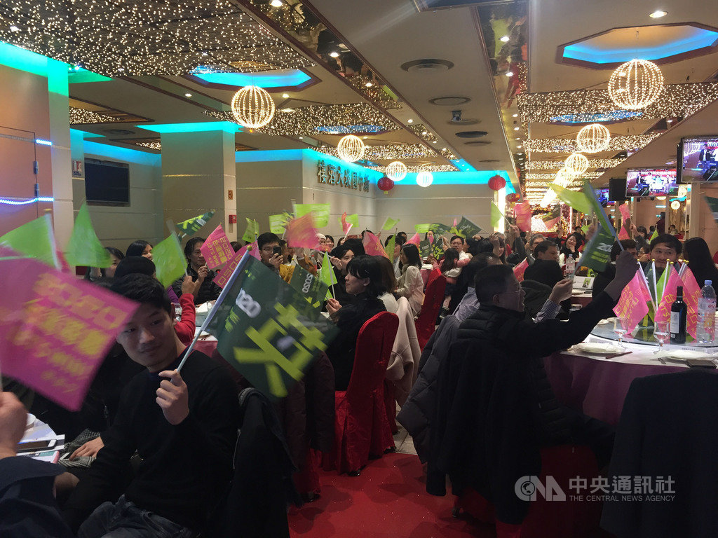「2020蔡英文總統連任法國後援會」成立,近百支持者不畏巴黎正值全國大罷工,鐵路幾乎全部停駛,依然熱烈出席並手搖蔡英文旗幟,高呼「2020,台灣要贏」。中央社記者曾婷瑄巴黎攝 108年12月9日