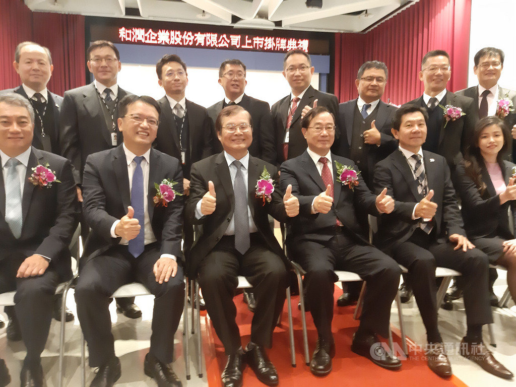 和泰汽車旗下租賃公司和潤企業9日掛牌上市,在台灣證券交易所舉行上市掛牌典禮,右4為和潤企業董事長田天明、右3為台灣證券交易所董事長許璋瑤。中央社記者潘智義攝 108年12月9日