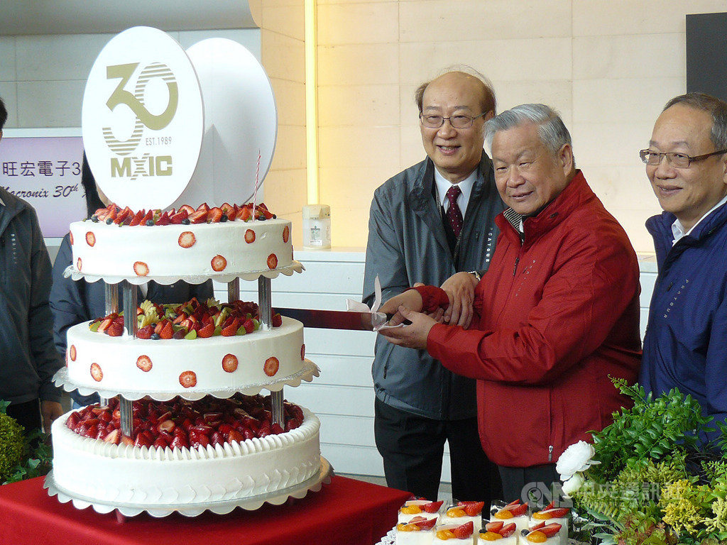 旺宏9日歡慶成立30週年,董事長吳敏求(右2)與經營團隊成員切蛋糕慶祝。中央社記者張建中攝 108年12月9日