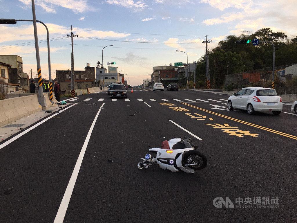 苗栗縣台13甲線造橋路段9日清晨發生車禍,22歲謝姓女大學生騎機車擦撞路旁護欄,又撞上號誌燈桿,送醫急救宣告不治。(警方提供)中央社記者管瑞平傳真 108年12月9日