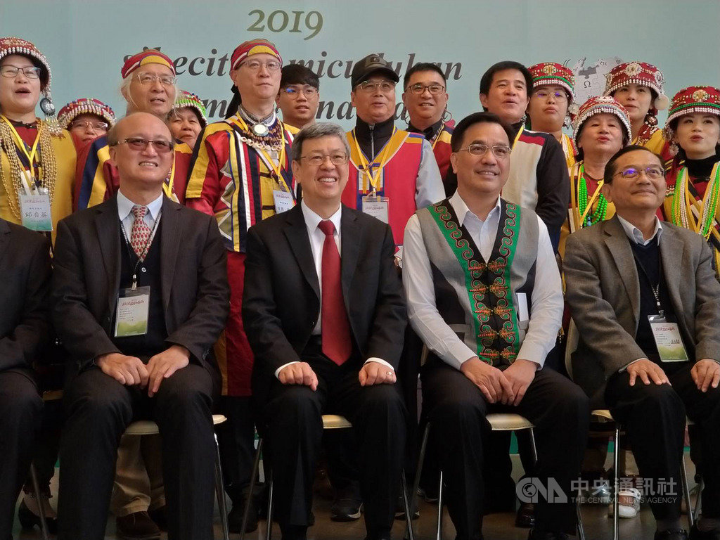行政院原住民族委員會9日在國立政治大學舉辦原住民族語言發展共識會議,副總統陳建仁(前左2)表示,很高興看到這麼多人一同見證族語發展的成果,讓全世界看到撒奇萊雅語的維基百科。中央社記者張雄風攝 108年12月9日