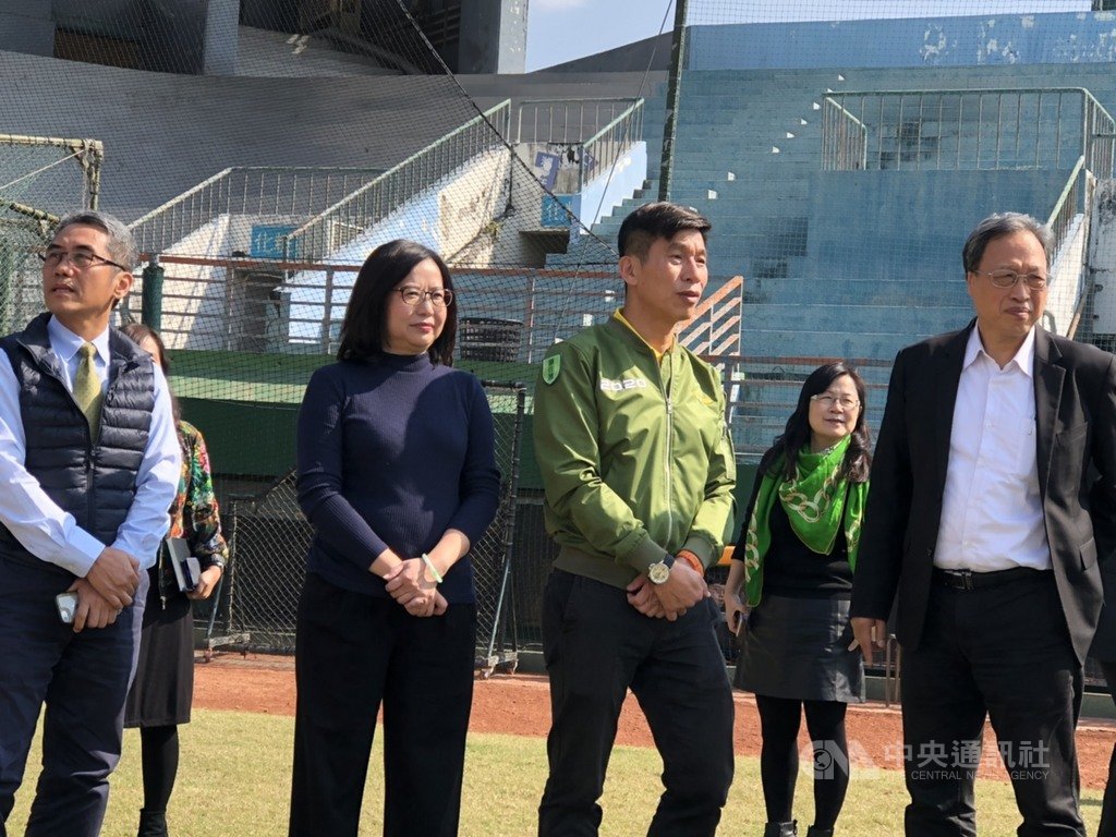 民進黨籍屏東縣立委參選人鍾佳濱(前右2)9日安排立法院文教委員會、體育署等單位赴屏東縣立棒球場考察,爭取建設運動休閒園區。(鍾佳濱服務處提供)中央社記者郭芷瑄傳真 108年12月9日