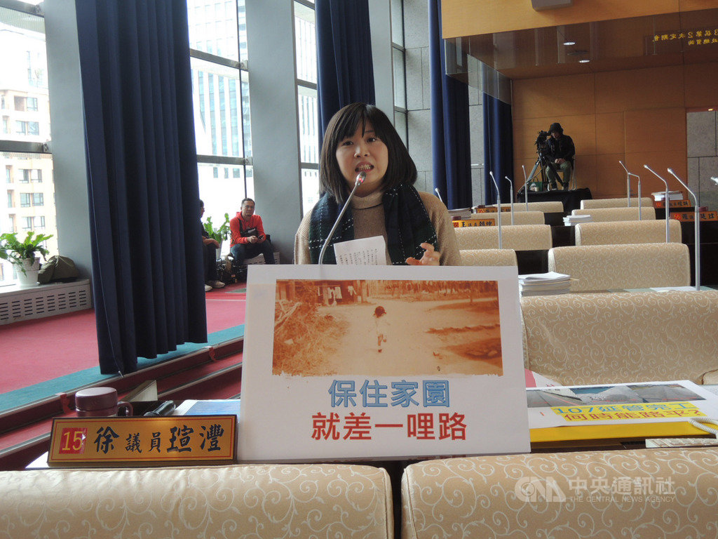 台中市大雅區六寶、忠義社區位於國防部軍備局「北大營區」機關用地上,軍備局準備拆屋還地給中市府,台中市議員徐瑄灃(前)9日在市政總質詢中為老榮民請命。中央社記者郝雪卿攝 108年12月9日
