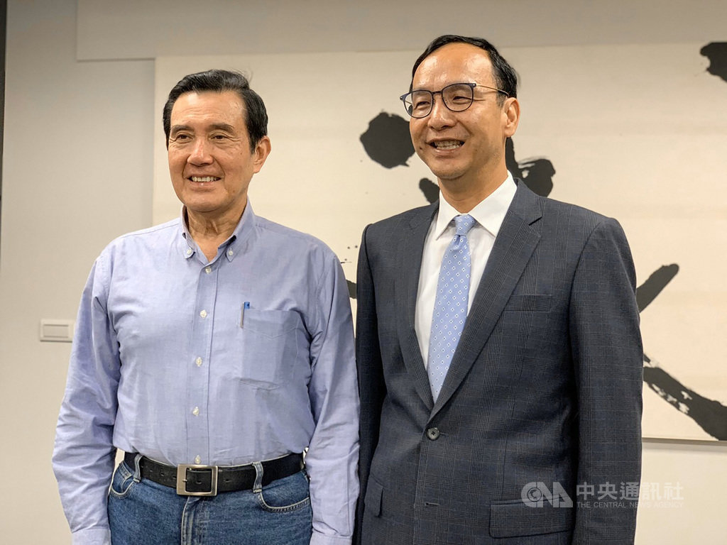 前新北市長朱立倫(右)9日拜會前總統馬英九(左),邀請擔任國民黨總統參選人韓國瑜競選總部榮譽主委。朱立倫在會談後接受媒體聯訪表示,馬英九欣然接受。(朱立倫辦公室提供)中央社記者王承中傳真 108年12月9日