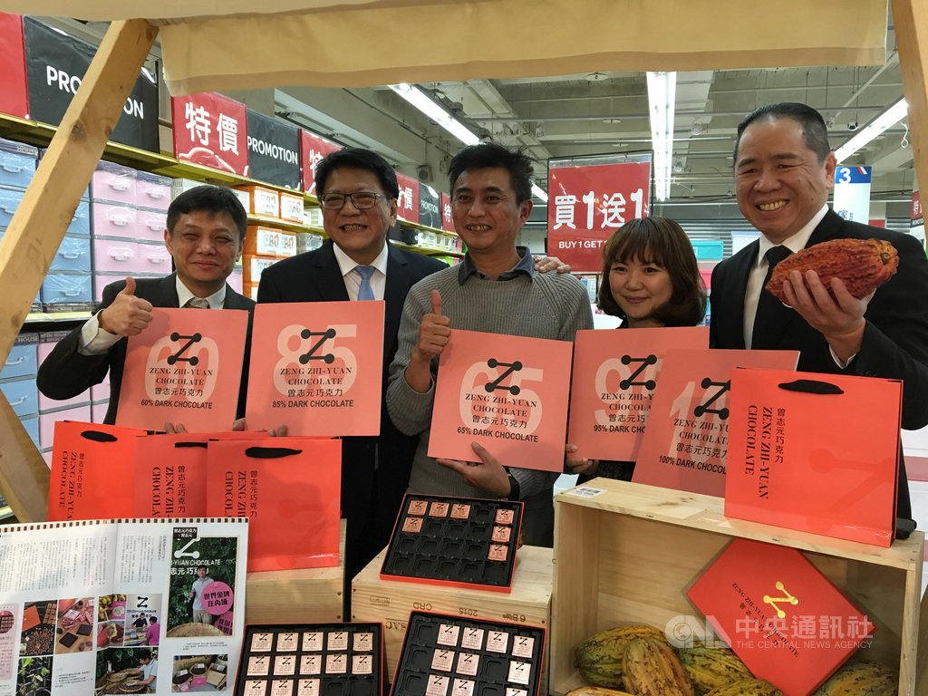 屏東可可大放異彩,屏東縣政府加速拓展通路,與量販業者攜手成立專區,屏東縣長潘孟安(左2)、家樂福總經理王俊超(右1)等人均出席「巧克力大賞」記者會,宣布來自屏東的精品巧克力正式在全台66間家樂褔門市販售。中央社記者蔡芃敏攝 108年12月9日
