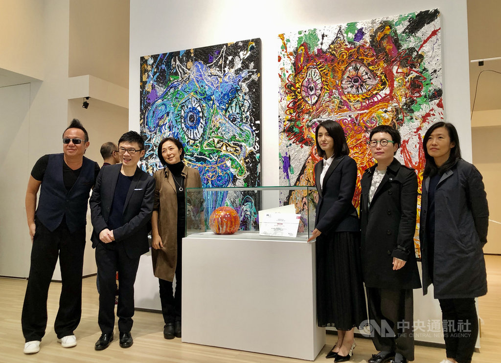 日本藝術家小松美羽(右3)在台北的畫廊舉行個展,並展出她與HTC合作的VR作品「祈禱」與原稿畫作。9日HTC在畫廊舉行茶會,邀請導演劉思銘(左2)、歌手黃韻玲(左3)、黃大煒(左)與文化內容策進院董事長丁曉菁(右2)、院長胡晴舫(右)出席。中央社記者洪健倫攝 108年12月9日