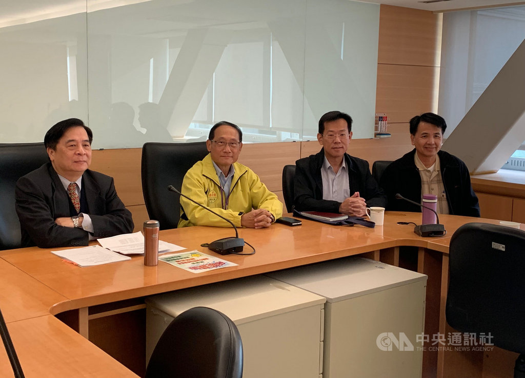 新北市政府交通局長鍾鳴時(左)、台北市政府交通局長陳學台(左2)與北捷企劃處處長吳俊佑(左3)9日至新北市交通局開會,協商北捷初步擬定的票價優惠調整方案。中央社記者葉臻攝 108年12月9日