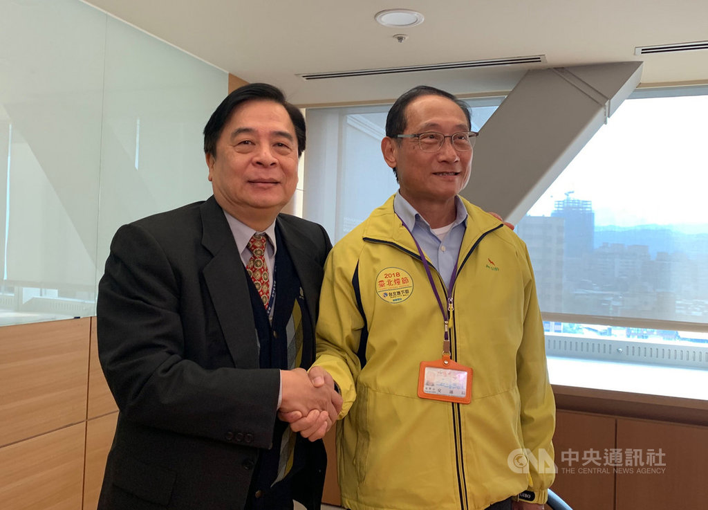 新北市政府交通局長鍾鳴時(左)與台北市政府交通局長陳學台(右)9日至新北市交通局開會協商北捷初步擬定的票價優惠調整方案。中央社記者葉臻攝 108年12月9日