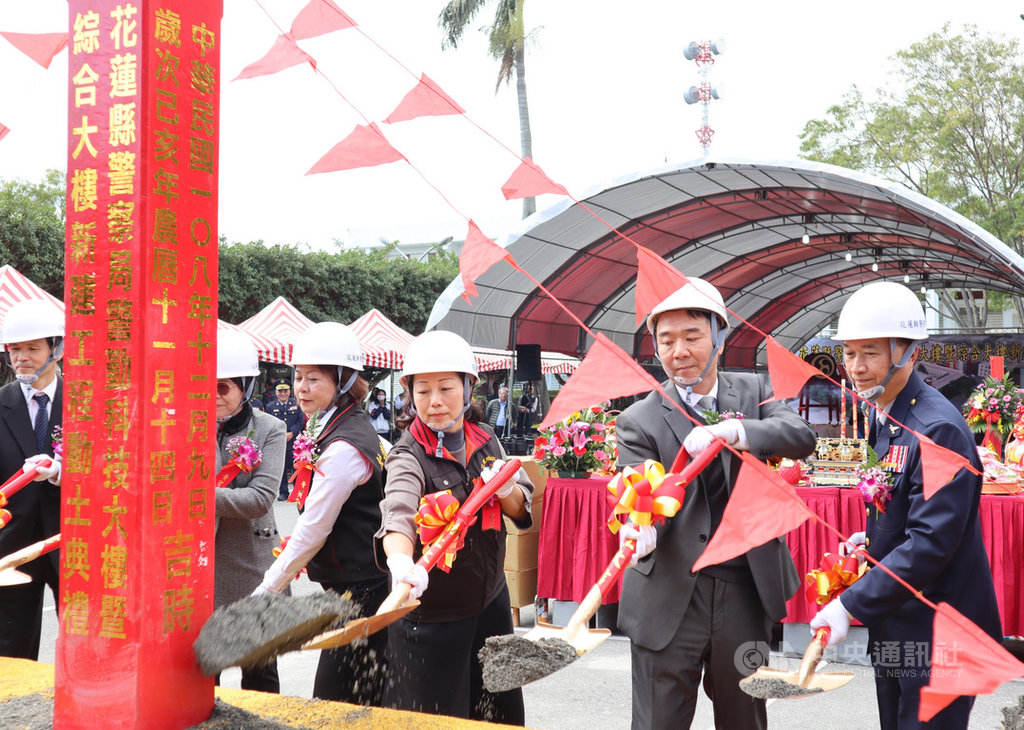 花蓮縣警察局9日舉行警勤科技大樓暨綜合大樓新建工程動土典禮,花蓮縣長徐榛蔚(右3)、花蓮地檢署檢察長洪信旭(右2)、花蓮縣警察局長林樹徽(右)等人執鏟動土。中央社記者李先鳳攝 108年12月9日