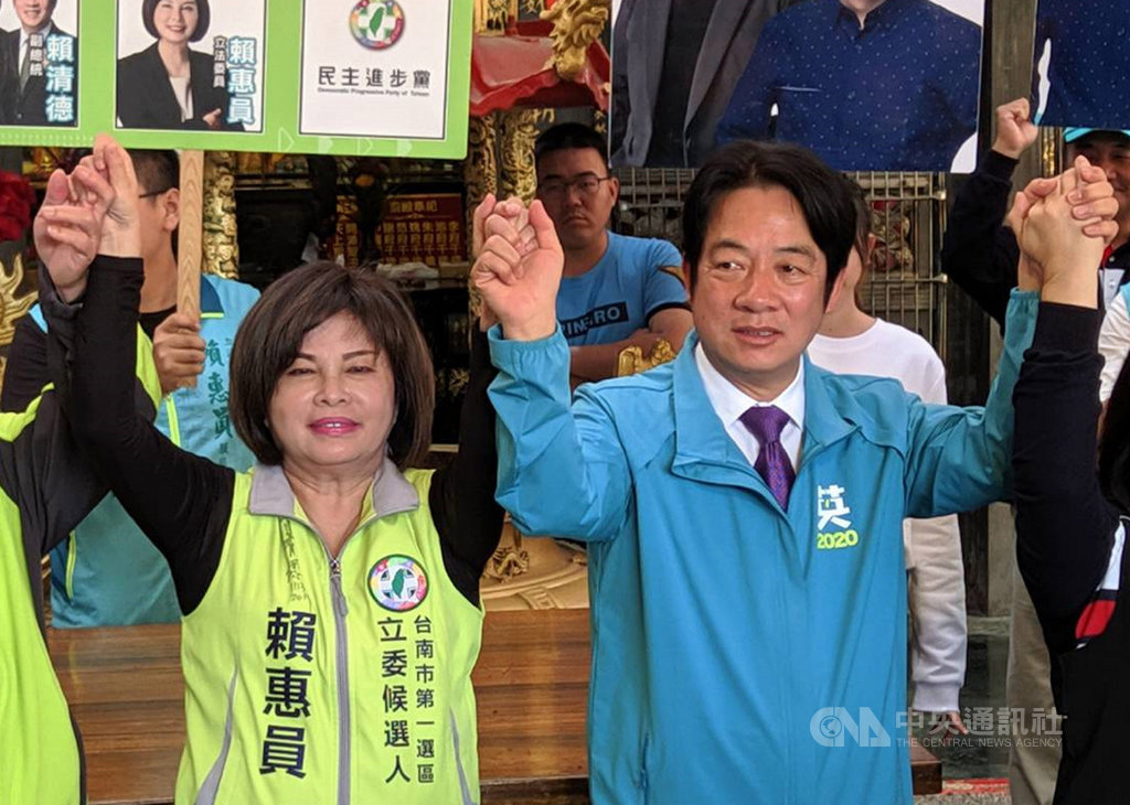 民進黨副總統參選人賴清德(前右)9日下午到台南市新營區,為黨籍立委參選人賴惠員(前左)助選造勢。中央社記者楊思瑞攝 108年12月9日