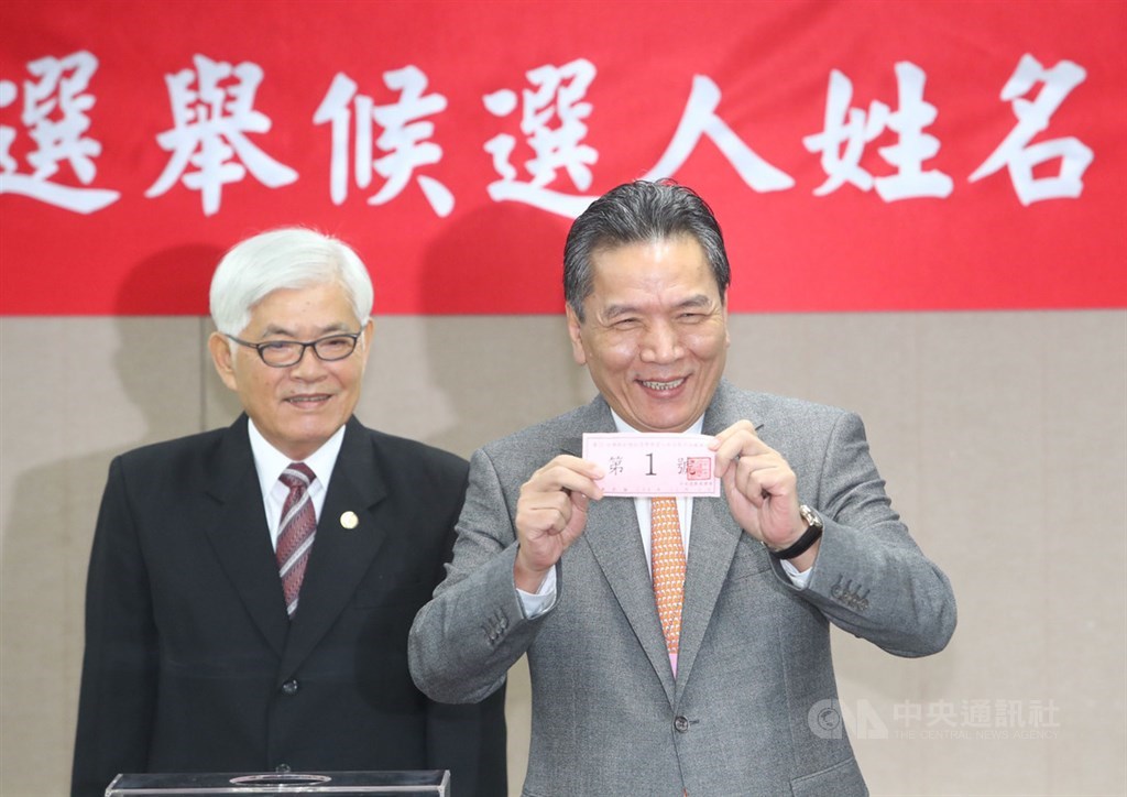 中央選舉委員會9日上午舉行第15任總統、副總統參選人號次抽籤,親民黨總統參選人宋楚瑜及副總統參選人余湘由秘書長李鴻鈞(右)代表抽籤,抽中1號。左為中選會主委李進勇。中央社記者王騰毅攝 108年12月9日