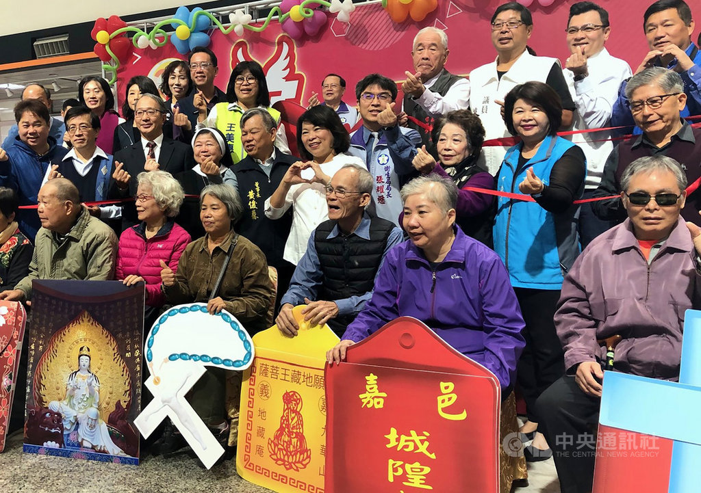 嘉義市衛生局預防失智長輩走失,利用輕巧的防走失載具,結合宗教信仰的平安配件送給長輩,建構防走失網絡。市長黃敏惠(2排右5)9日感謝相關單位配合。中央社記者黃國芳攝 108年12月9日