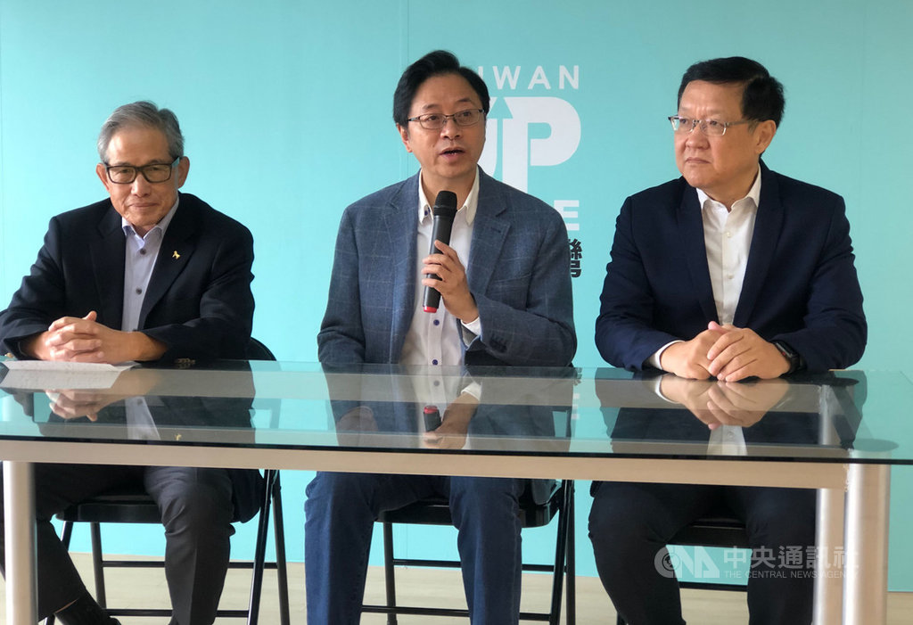 國民黨副總統參選人張善政(中)、前外交部長歐鴻鍊(左)、前大使介文汲(右)9日舉行記者會,要求外交部命令駐日代表謝長廷返國向立法院報告。中央社記者王承中攝 108年12月9日