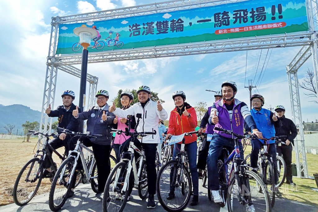 桃園市與新北市9日串聯啟用大漢溪自行車道,新北市長侯友宜(前左3)、桃園市長鄭文燦(前左2)出席見證,未來遊客可從石門水庫一路騎到淡水河邊,欣賞桃園大漢溪至新北市淡水河的沿岸風光。中央社記者吳睿騏桃園攝 108年12月9日