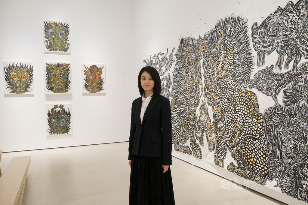 日本藝術家小松美羽(圖)在台北的畫廊舉行個展,展出多幅「祈禱」原稿,以及她為威尼斯影展放映現場所繪製的大型畫作。中央社記者洪健倫攝 108年12月9日
